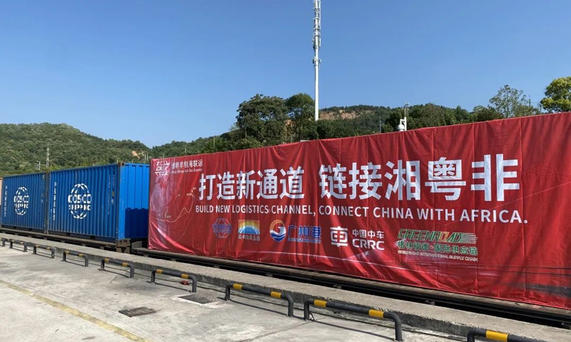 湘粵非鐵海聯運新通道自2020年初開始醞釀籌備，2021年7月新通道建設全面啟動。湘粵非鐵海聯運新通道的建成啟用，有效解決了對非物流時效低、成本高等問題，把對非物流的無組織狀態優化為有組織狀態。