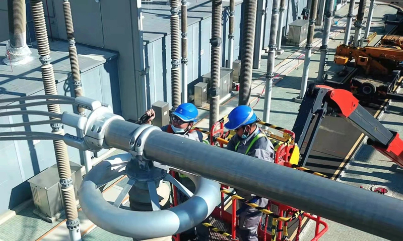 在綠色、共享、開放、廉潔的辦奧理念指引下，國家電網有限公司精心謀劃部署，全力以赴做好冬奧會供電保障各項籌備工作，助力為世界奉上一屆“精彩、非凡、卓越”的冬奧盛會。圖為張北柔直工程北京延慶換流站年度“首檢”工作現場。