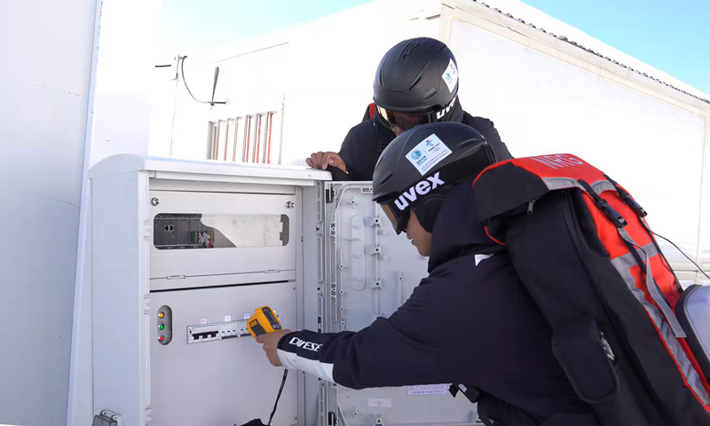 北京西北方向的延慶地區，群山環抱著±500千伏延慶換流站。這是張北柔直工程的受端換流站，從張家口地區源源而來的風電、光伏電從這里送入北京電網，助力2022年北京冬奧會場館100%以清潔能源供電。圖為高山滑雪機動運維班員工巡查延慶賽區用電設備。