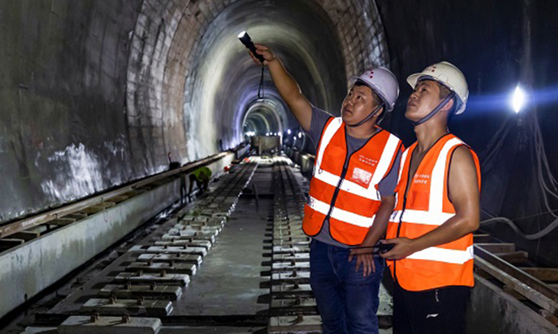 景寨隧道全長9.5公里，為時速160公里的單線隧道，也是全線最后一個攻克的“堡壘”。