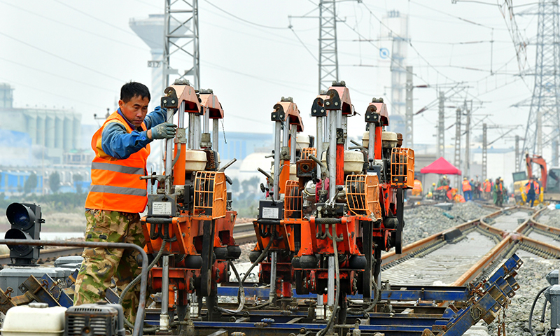 近日，經過中鐵十四局集團1600余名建設者十多個小時連續奮戰，邯黃鐵路擴能改造工程渤海新區站19組道岔完成改造。圖為工人在施工現場操作機械設備。（新華社記者 牟宇 攝）