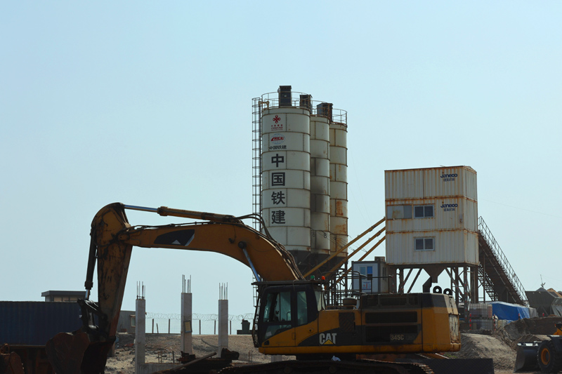 該項目2020年8月開工，預計2023年2月完工，建成后將極大改善當地漁民的工作和生活環境。圖為在加納首都阿克拉，挖掘機在中國援建加納漁港綜合設施項目施工現場作業。（新華社記者 許正 攝）