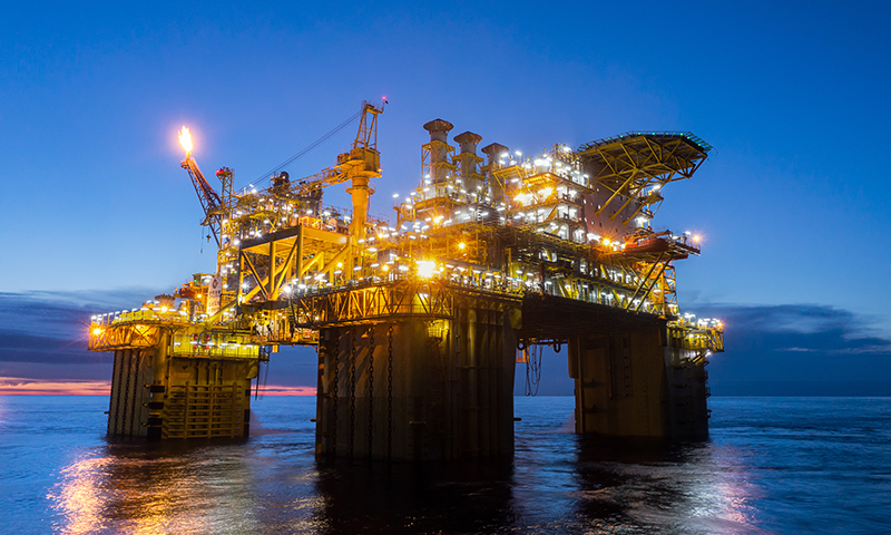 “深海一號”大氣田是我國迄今為止自主發現的平均水深最深、勘探開發難度最大的海上超深水氣田。圖為“深海一號”大氣田現場作業團隊采用專人晝夜守護的模式開展生產。