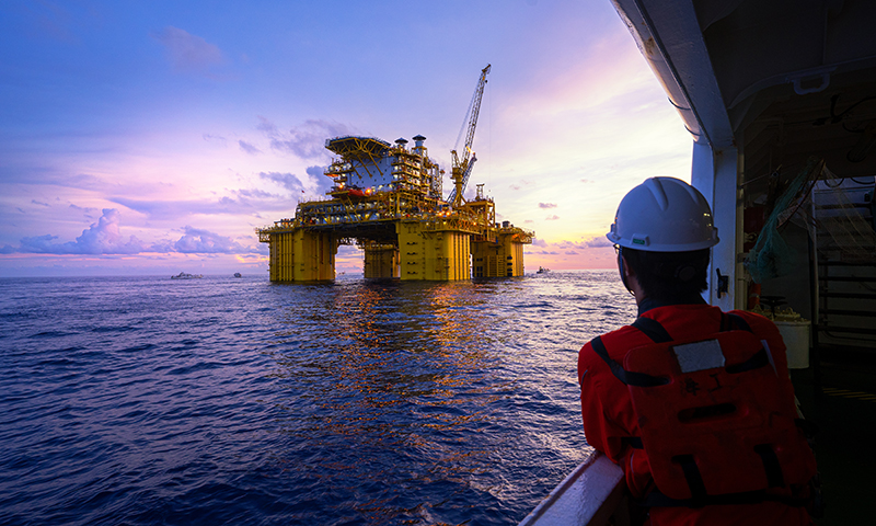 圖為拖輪上凝望“深海一號”能源站。