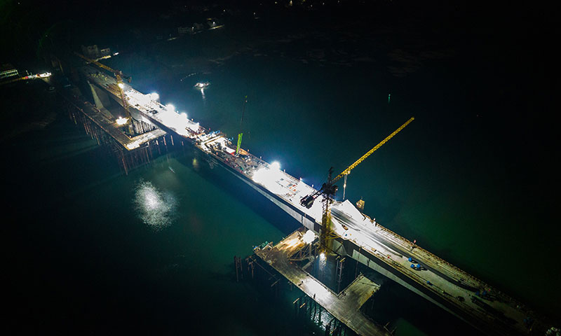 據了解，資水特大橋全長9267.57米，采用連續梁橫跨資水，是常益長高鐵項目的重點控制性工程。圖為常益長高鐵資水特大橋順利合龍（無人機照片）。（新華社記者 陳思汗 攝）