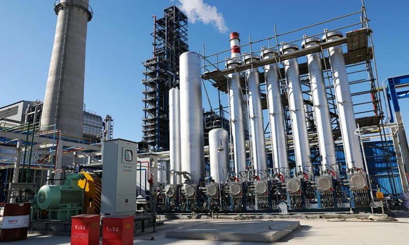 12月6日，由中國石油華北石化生產的高純氫從廠區出發，將被運送至中國石油金龍綜合能源服務站，為“相約北京”測試賽提供清潔能源。為增強冬奧期間氫能供應保障，中國石油在華北石化新建副產氫提純項目，僅用兩個月時間就建成投用了500標準立方米/小時副產氫提純裝置，產出氫氣純度達到99.999%以上。圖為500標方/小時副產氫提純裝置。