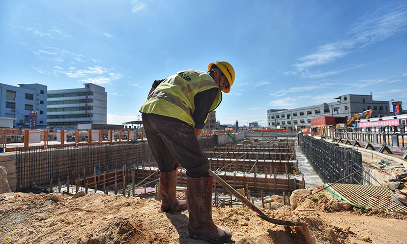 圖為12月7日，施工人員在深圳地鐵3號線四期工程坪地六聯站工地作業。（新華社記者 劉大偉 攝）