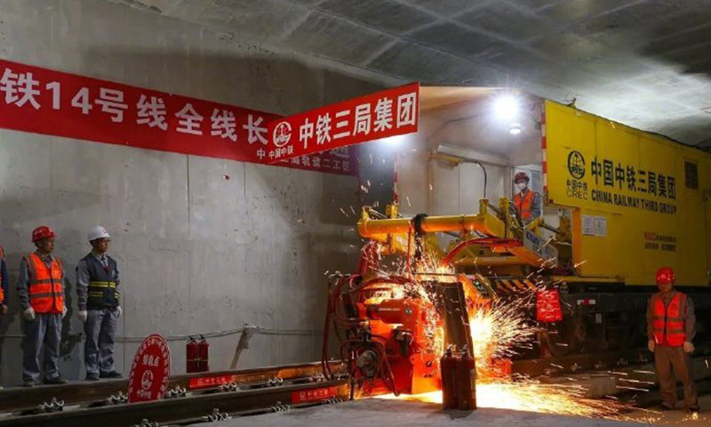 深圳地鐵14號線起自福田中心區崗廈北樞紐，經羅湖區、龍崗區，止于坪山區沙田站，全線50.34公里。