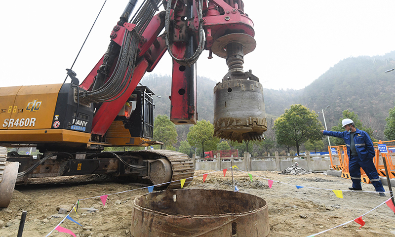 西（安）十（堰）高鐵是福（州）銀（川）高鐵武漢至西安高鐵重要組成部分，西起陜西省西安市，向東南穿越秦嶺山脈，經商洛，終到湖北十堰市，湖北設鄖西、十堰東等站，在十堰東站與既有漢十高鐵相接，形成西安至武漢又一快速鐵路客運通道。圖為中鐵十一局集團的工人在西十高鐵一標項目工地施工。（新華社記者 程敏 攝）