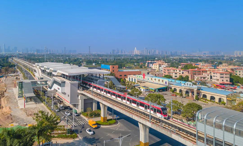 近日，中交集團首個全專業實施的軌道交通項目——佛山市地鐵2號線一期工程正式開通初期運營。中交集團黨委常委、副總經理文崗出席開通儀式并考察沿線重要場站的TOD項目。該項目由中交城投投資建設，涵蓋地鐵線的投資、前期策劃、設計、施工和沿線TOD項目開發建設。