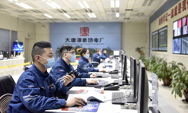 近期以來，疫情洶涌而至的西安牽動著全國人民的心。在關鍵時刻，中國大唐堅決扛好能源央企責任擔當，2021年12月23日至2022年1月5日，在陜企業累計完成發電量35.5億千瓦時、供熱量522.6萬吉焦，為陜西打贏疫情防控阻擊戰殲滅戰提供堅強能源保障。圖為灞橋熱電廠發電部職工精心監盤，保證四臺機組安全穩定運行。