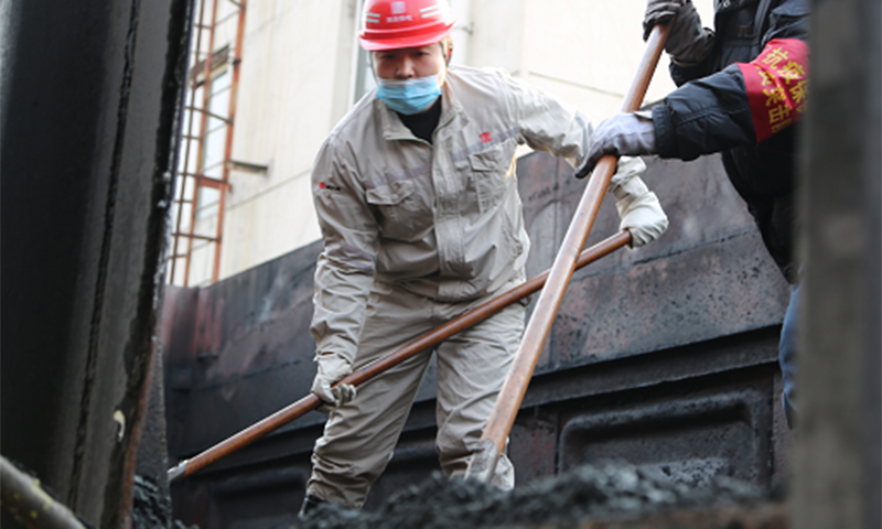 圖為西安熱電廠成立黨團員突擊隊，應對凍煤接卸難題。