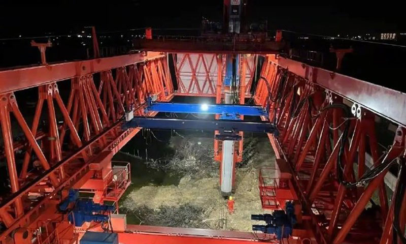 一臺“共工號”樁梁一體架橋機就能完成橋梁建造全部工作，推動橋梁建造進入3.0時代。