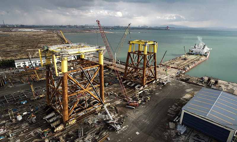 旅大5-2北油田I期開發項目由一座四腿井口平臺(WHPA)和一座四腿生產輔助平臺（PAP）組成。旅大5-2北油田原油粘度高，屬于油田開發中難度最高的特超稠油。圖為PAP WHPA導管架陸地完工裝船。