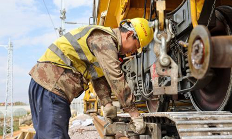近日，在紅河哈尼族彝族自治州高鐵站內，隨著新型長軌牽引車將最后一組500米長鋼軌精準推送到位，標志著我國首條民族自治州內城際高鐵彌（勒）蒙（自）高鐵全線鋪軌完成，轉入聯調聯試階段，向著年內開通運營目標邁出了重要一步。