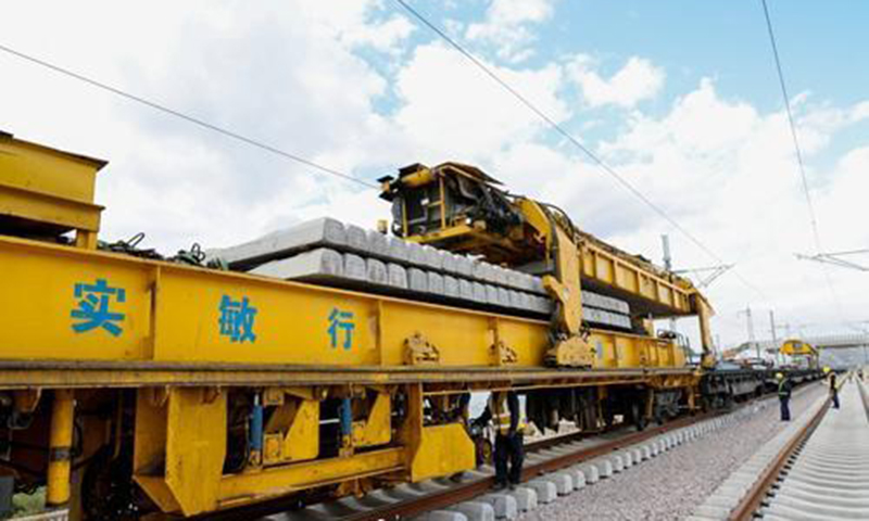 彌蒙高鐵位于云南省東南部的紅河州內，北起南昆客專彌勒站，向南途經彌勒市、開遠市，止于紅河哈尼族彝族自治州州府蒙自市。正線長約107公里，新建竹園、朋普、開遠南和紅河4座車站，橋梁46座、橋隧比達45%以上，設計開行旅客列車時速目標值為250公里，與中越國際通道昆（明）河（口）鐵路相銜接，是連接南昆客專、昆玉河鐵路的重要鐵路干線。