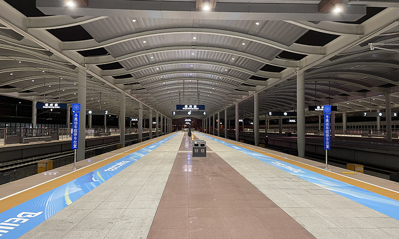 中鐵六局電務公司承建的京包客專清河、太子城站特別設置冬奧停車標改造工程于1月20日4點30分順利完成。圖為施工改造后的清河站。