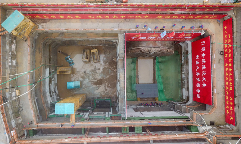 1月26日，由長沙城發集團投資建設、中鐵十四局集團承建的長沙市湘雅路過江通道北線隧道貫通，這意味著湖南省在建最大直徑的盾構隧道實現首洞貫通。圖為1月26日拍攝的長沙市湘雅路過江通道北線隧道貫通現場。（新華社記者 陳澤國 攝）