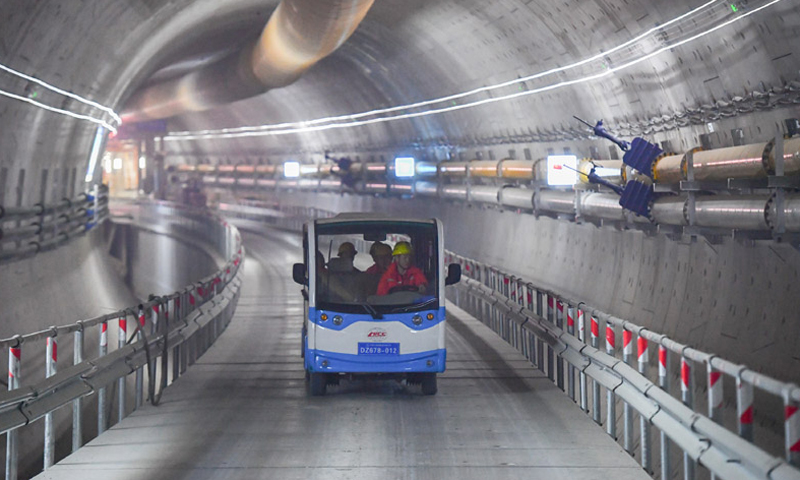 圖為1月26日中鐵十四局的工人在長沙市湘雅路過江通道北線隧道內巡查。（新華社記者 陳澤國 攝）