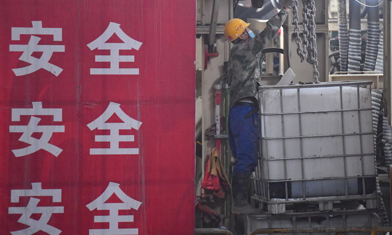 圖為1月26日中鐵十四局的工人在長沙市湘雅路過江通道北線隧道內作業。（新華社記者 陳澤國 攝）