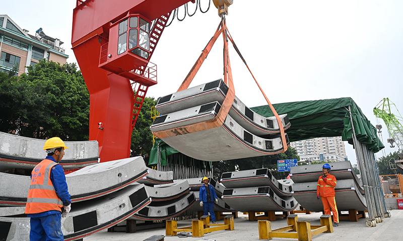 當日是大年初六，不少企業、施工單位爭分奪秒開展生產，搶抓“開門紅”。圖為2月6日，中鐵八局集團有限公司施工人員在福州地鐵濱海快線1標南公園站施工現場吊裝管片。（新華社記者 林善傳 攝）