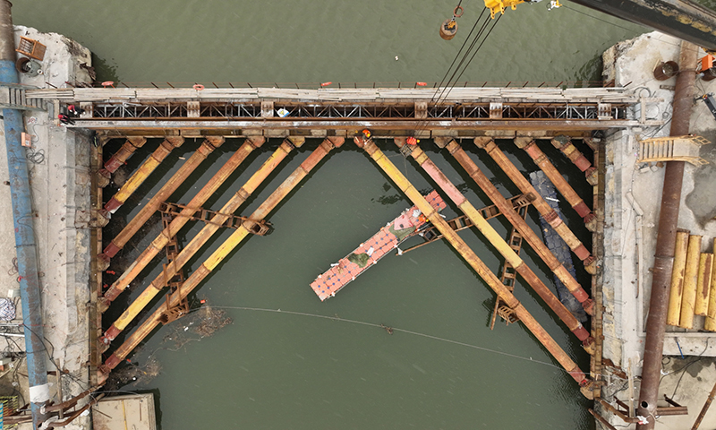 圖為2月6日，中交二航局工人在襄陽東西軸線魚梁洲段焊接圍堰。（新華社發 謝勇 攝）