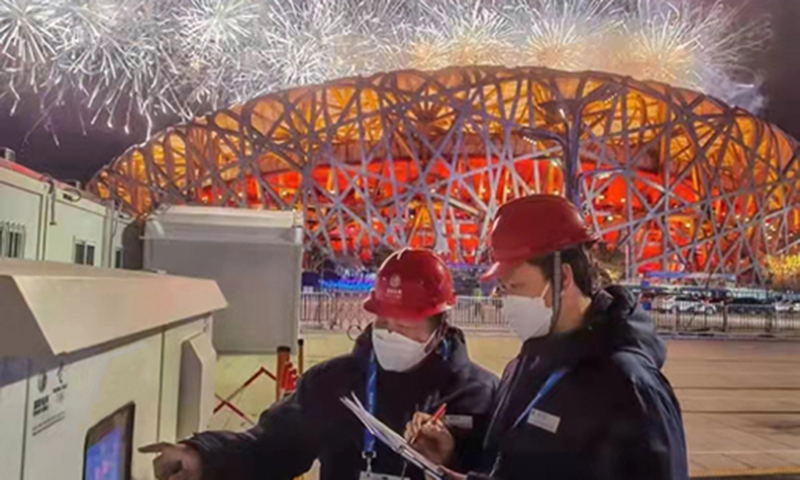 春意涌動，希望萌生。2月4日，奧林匹克火炬點亮北京夜空，點亮世界首座“雙奧之城”，第二十四屆冬季奧林匹克運動會開幕式在國家體育場隆重舉行。國家電網有限公司堅決貫徹黨中央部署，全面落實簡約、安全、精彩的辦賽要求，全力保障北京冬奧會安全可靠供電，按照“五個最”“四個零”的目標堅決守牢保電陣地，圓滿完成了北京冬奧會開幕式供電保障任務。圖為國家電網電力保障團隊巡檢國家體育場供電設施。
