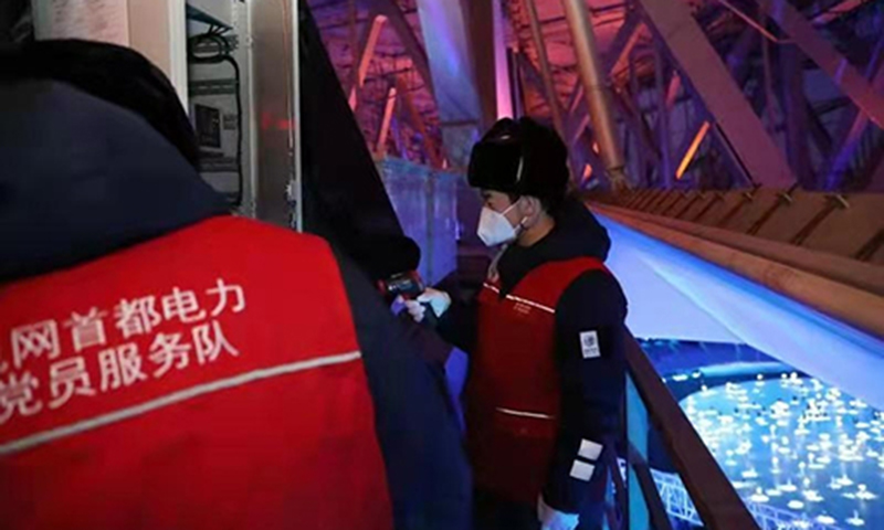 北京冬奧會舉辦期間，國網華北分部、北京電力、冀北電力干部員工和來自公司14家單位共330人的支援隊伍，堅決扛起政治擔當，嚴格落實保電方案，堅守保電工作崗位，發揚特別負責任、特別能戰斗、特別能吃苦、特別能奉獻的電網鐵軍精神，助力北京冬奧場館100%綠電供應，確保電網安全穩定運行和電力可靠供應。圖為國家電網電力保障團隊為國家體育場電力設施開展紅外測溫并加裝防寒罩。