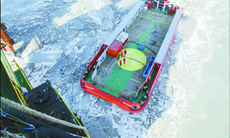 春節期間，中國海油渤海油田遼東作業公司錦州20-2氣田36名員工堅守崗位，積極應對狂風暴雪惡劣工況，生產人員加密巡檢頻次，加強設備保溫伴熱措施，確保天然氣流程穩定運行。同時加強海冰動態監測，協調破冰船24小時不間斷破冰，確保該氣田所轄五座平臺安全生產，保障了節日期間天然氣平穩供應。