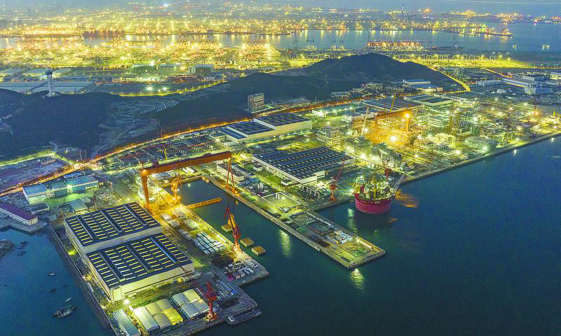 近日，海洋石油工程股份有限公司青島場地內電焊聲、吊機轟鳴聲不絕于耳，全球首個一體化建造LNG核心工藝模塊項目加拿大LNG項目、圓筒型FPSO（浮式儲卸油裝置）企鵝項目、恩平油田群項目、墾利6-1CEP組塊等多個國內外項目正全速建造中。春節期間，青島公司自有場地、分包場地以及海上設施共有6400多人奮斗在生產一線。青島公司采取一系列保障措施確保生產順利進行，讓守崗施工人員切實體會到暖心的春節祝福和關愛，有效提升施工效率。