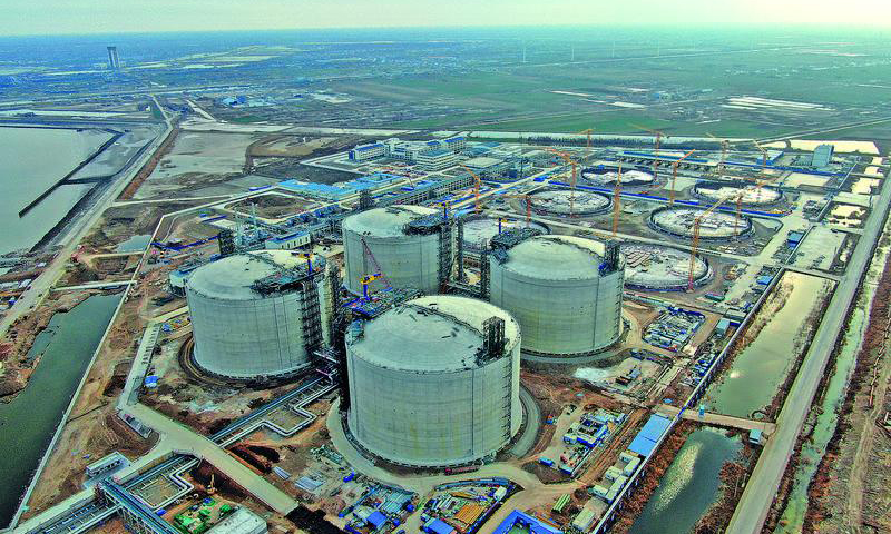 春節期間，中國海油江蘇LNG（液化天然氣）濱海接收站按計劃正常進行氮氣置換等作業。為了保障工程建設進度，項目現場有60%的員工選擇了留崗過年不停工，保障項目如期完工。