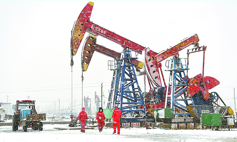 2月7日，新年開工第一天，南方地區雨雪天氣持續，湖北、江蘇、浙江、安徽等部分地區迎來中到大雪。中國石化相關企業積極應對雨雪天氣，確保安全平穩生產、市場穩定供應。圖為2月7日，江漢油田員工頂風冒雪巡井保上產。