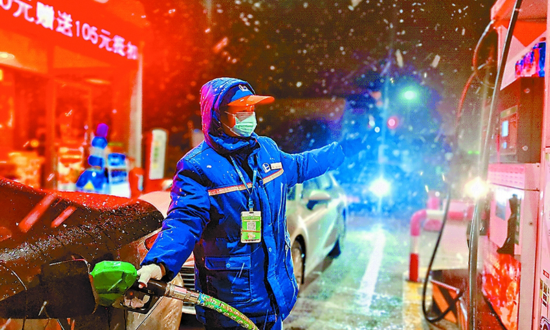 江漢油田、江蘇油田、華東石油局等油田企業及時啟動應急預案，加強關鍵井及關鍵設備的巡回檢查，確保生產平穩有序；金陵石化、揚子石化、安慶石化等煉化企業做好防凍防凝巡查工作，保障裝置安全平穩運行；湖北石油、浙江石油、江蘇石油、安徽石油等銷售企業及時清理庫站積雪，合理優化物流路線，保障當地成品油市場供應。圖為2月7日，湖北石油高管公司蘄春北加油站員工暴雪中堅守崗位為車輛加油。