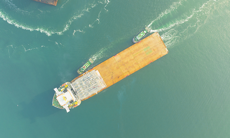 在裝船過程中，海油工程打破過往LNG項目由國際公司主導裝船工作的不利局面，首次自主設計SPMT裝船技術方案，并獨立完成SPMT操作和指揮等全部核心工作，僅用不到3小時就高效完成全部裝船作業，實現就位精度小于5毫米，裝船效率及精度均達到國際先進水平，標志著公司已完全掌握大型LNG模塊SPMT裝船核心技術，為后續模塊裝船作業積累了寶貴經驗。圖為空中俯瞰海油工程加拿大LNG項目首個核心工藝模塊。