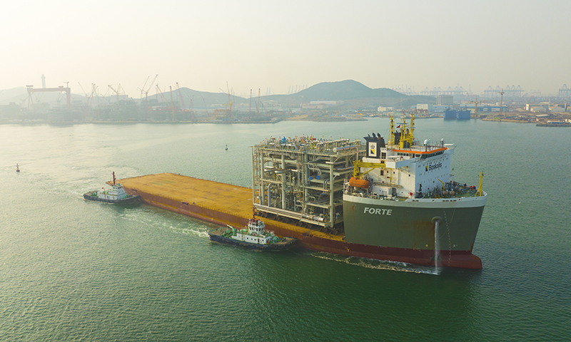 據了解，除本次交付的A5EA模塊以外，目前加拿大LNG項目剩余34個模塊均按計劃正常推進，其中21個模塊已實現結構封頂，整體建造進度已接近65%。加拿大LNG項目是加拿大歷史上最大的能源投資項目，規劃建設4條生產線，其中一期工程計劃建造2條生產線，年產量達1300萬噸LNG。項目建成投產后，將向亞洲地區供應高品質的液化天然氣，有利于我國天然氣進口渠道的多元化。海油工程承攬了項目一期35個模塊建造工作，工作包括全部19個核心工藝模塊，總重約178830噸。圖為海油工程加拿大LNG項目首個核心工藝模塊緩緩駛離青島場地碼頭。