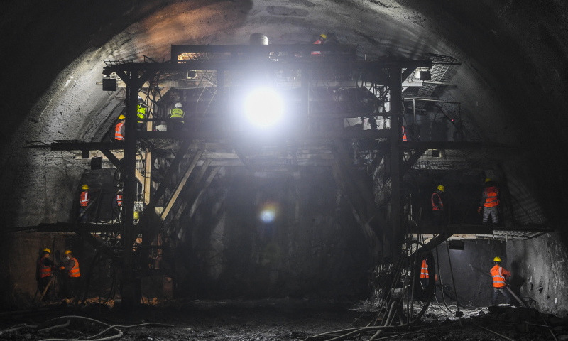 渝（重慶）昆（昆明）高鐵是全國鐵路“八縱八橫”之一京昆通道的組成部分，全長699公里。圖為2月9日，施工人員在中鐵十一局承建的渝昆高鐵川渝段縉云山隧道項目作業。（新華社記者 王全超 攝）