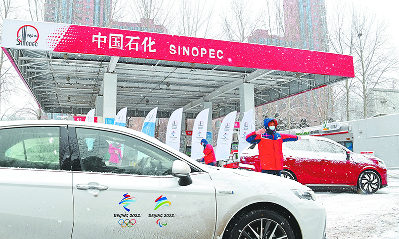 近日，北京冬奧會3個賽區迎來降雪。中國石化員工奮戰在一線，保障北京冬奧會期間油氣氫電平穩供應，成為漫漫大雪中的一道風景線。圖為北京石油冬奧會保供站——惠忠寺加油站員工引導冬奧會車輛加油。（胡慶明 攝 高君 文)&nbsp;&nbsp;
