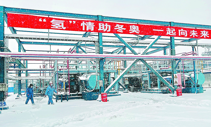 北京石油第一時間組織黨員突擊隊趕往各冬奧會保供站進行支援，有效緩解降雪天氣給加油站運營帶來的影響。河北石油一線員工積極抗擊風雪，密切關注天氣變化，為往來的冬奧會賽事車輛出行提供油品。圖為燕山石化員工對氫氣生產裝置進行安全檢查。（高健 攝）