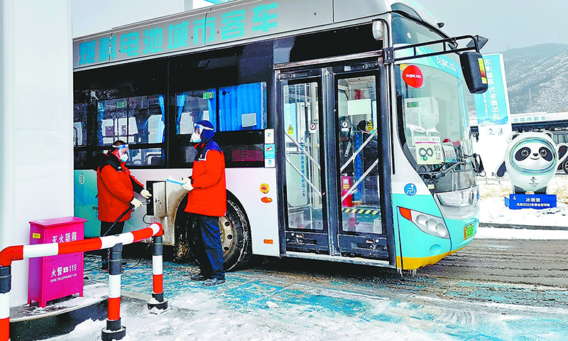 燕山石化積極做好積雪清掃、設備巡檢等，確保油品、氫氣充足供應。中原油田供電服務中心位于冬奧會延慶賽區的項目部啟動應急預案，加大巡檢力度，為冬奧會提供電力保障。圖為位于河北崇禮的西灣子加氫站員工為冬奧會賽事用車加氫。 （武欣 攝）