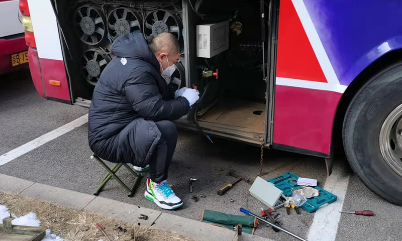 圖為中旅集團駕駛員認真做好出行前車輛檢修維護工作。
