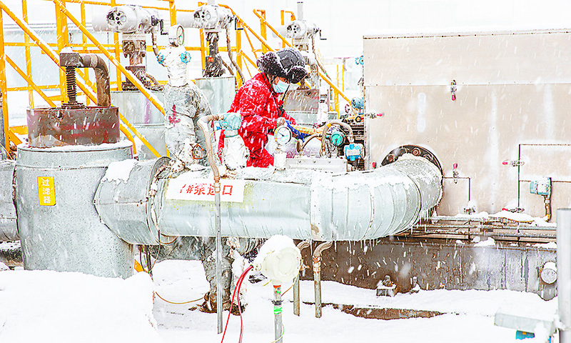 近日清晨，一場大雪席卷克拉瑪依。新疆油田油氣儲運公司積極采取措施應對大雪災害天氣，啟動災害天氣應急響應措施，確保戶外設備設施安全平穩運行。公司各站隊加強對大雪天氣下生產設備的巡護檢查，密切關注生產運行數據變化，實時分析調控。同時，加強對氣液連動閥、調壓閥等關鍵設備的檢查、保溫和隱患排除，確保不凍壞一臺設備、不凍凝一寸管線。圖為油氣儲運公司總站小班員工巡查戶外泵。