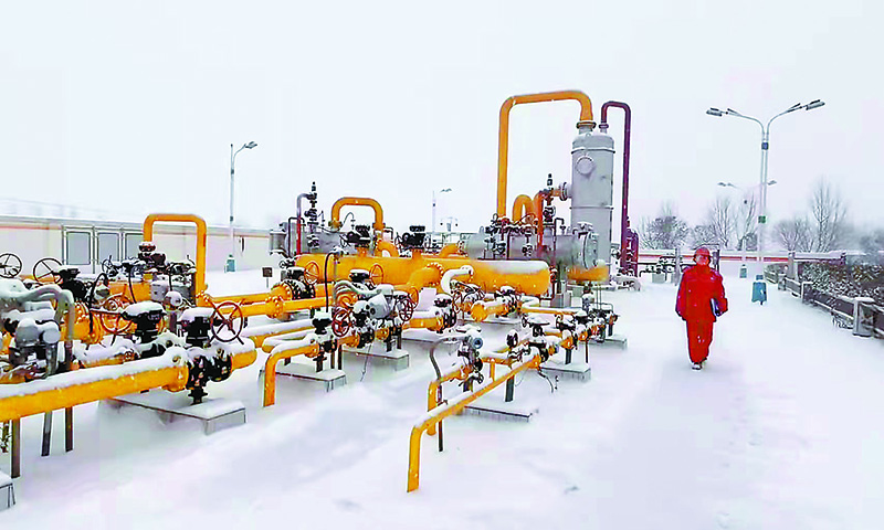 近日，渤海灣迎來虎年第一場降雪。冀東油田全面細化管道巡護職責，日完成巡檢80公里, 確保了天然氣冬供工作安全平穩進行。面對降雪降溫，巡線人員加大管道沿線隱患排查力度，提升巡護質量，對因低溫天氣造成的管道防腐層破裂、管道凍堵等問題及時處理。圖為雪天供氣場站巡檢。