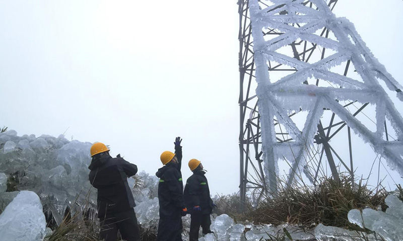 厚厚的冰凌導致輸電塔傾斜，突擊隊員頂著寒風冰凍，一路披“冰”斬棘清理線路通道，爭分奪秒修復受損線路，嚴防發生次生災害，努力把災害損失降到最低。