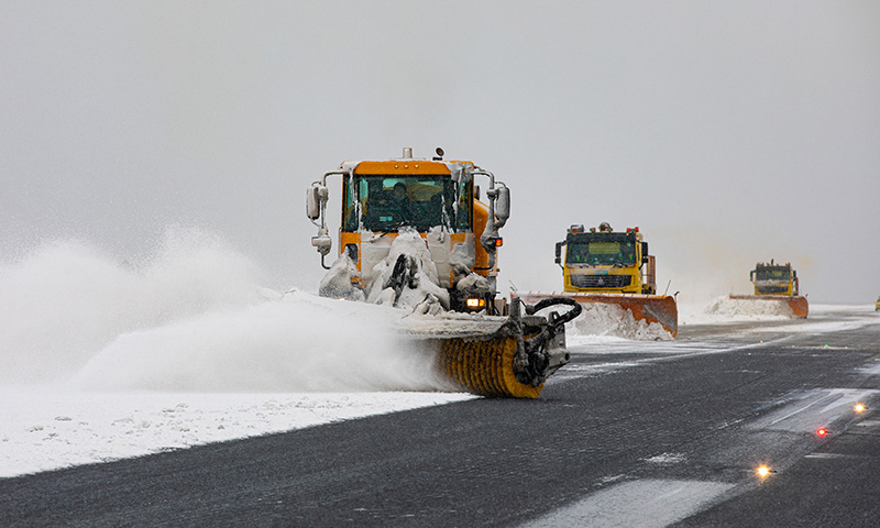 在航產投集團指導下，昆明機場協同各駐場單位、航空公司提前謀劃、認真組織、協調配合，全力做好除冰雪保障工作。截至22日16時，昆明機場共保障航班287班，其中進港126班，出港161班。圖為昆明機場出動除冰設備開展跑道除冰作業，全力做好低溫雨雪天氣保障工作（攝影作者：尚震）