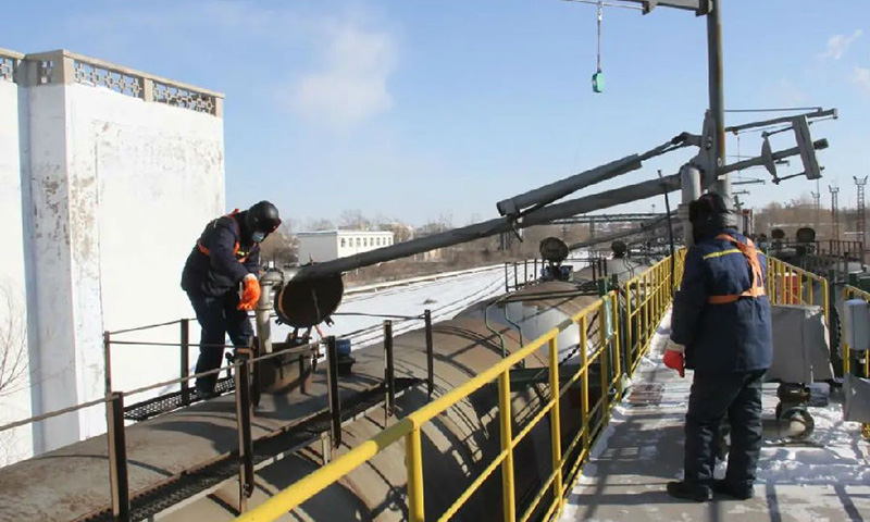 雨水節氣過后，黑龍江、內蒙古東部地區春耕備耕工作陸續啟動，東北銷售公司提前謀劃，精準調運，全力做好春耕備油工作。圖為東北銷售公司員工加強油料運輸保障。