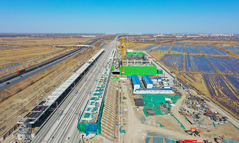 目前，京濱鐵路（寶坻至北辰段）全線施工建設進入加速階段。在位于天津市寶坻區的京濱鐵路周良站施工現場，來自中鐵建設集團有限公司的建設者們正抓緊施工，保障項目按期完工。圖為近日拍攝的建設中的京濱鐵路周良站（無人機照片）。（新華社記者 孫凡越 攝）