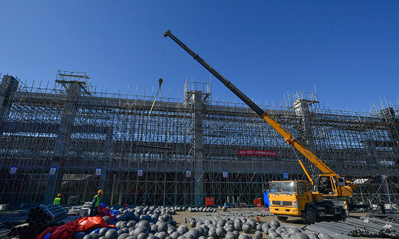 設計時速350公里的京濱鐵路是連接北京與天津濱海新區的第二條城際快速鐵路，線路全長約172公里。圖為施工人員在京濱鐵路周良站建設工地吊運建材。（新華社記者 孫凡越 攝）