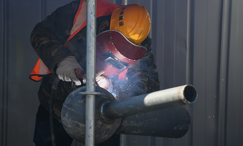 圖為施工人員在京濱鐵路周良站建設工地進行焊接作業。（新華社記者 孫凡越 攝）