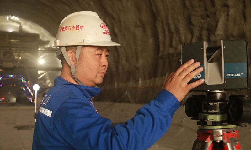 貴南高鐵是國家“八縱八橫”高速鐵路網的重要組成部分，該鐵路是我國西南地區首條時速350公里的高鐵線路。圖為技術人員進行隧道3D掃描。