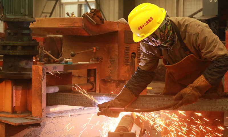 目前隧道已進入到最后的沖刺階段，全體參建者搶抓春光、全面發力，為全線通車打下堅實基礎。圖為加工廠工人正在進行鋼筋加工作業。